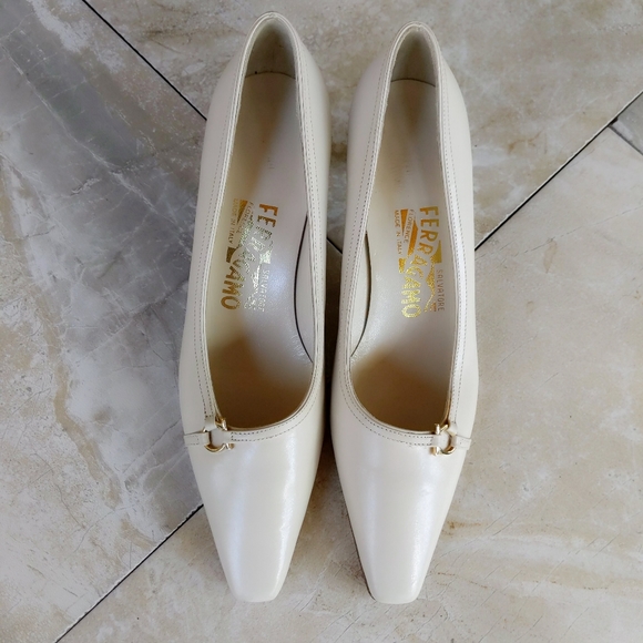 Vtg Ferragamo Cream Logo Block Low Heels 4.5B - Picture 3 of 6